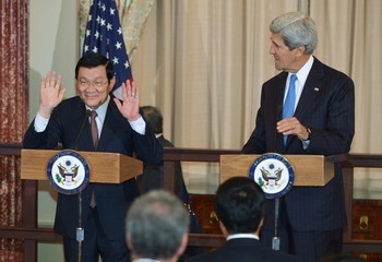 Chủ tịch Trương Tấn Sang chào các quan chức Mỹ có mặt tại buổi làm việc trưa ở Bộ Ngoại giao.